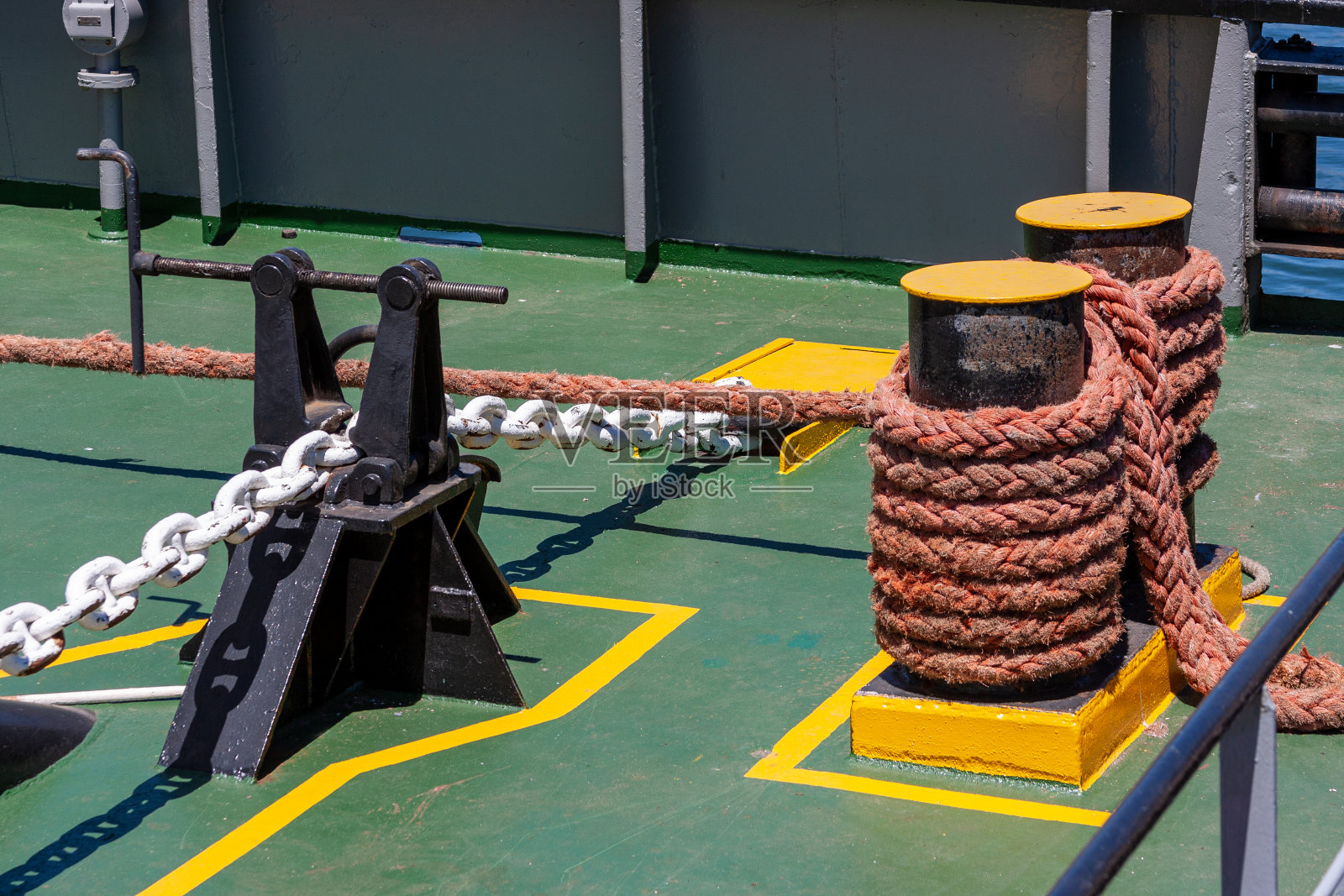 锚链导缆器和系泊柱照片摄影图片