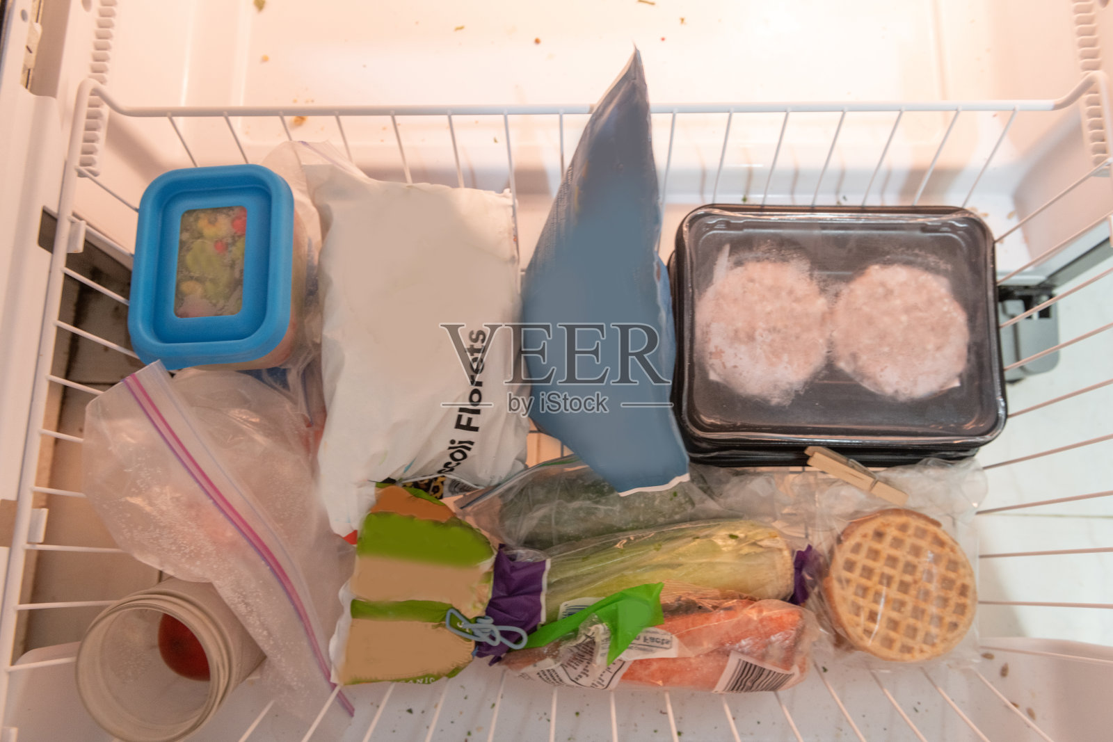 在冠状病毒封锁期间,冰箱内部的静物和素食照片摄影图片