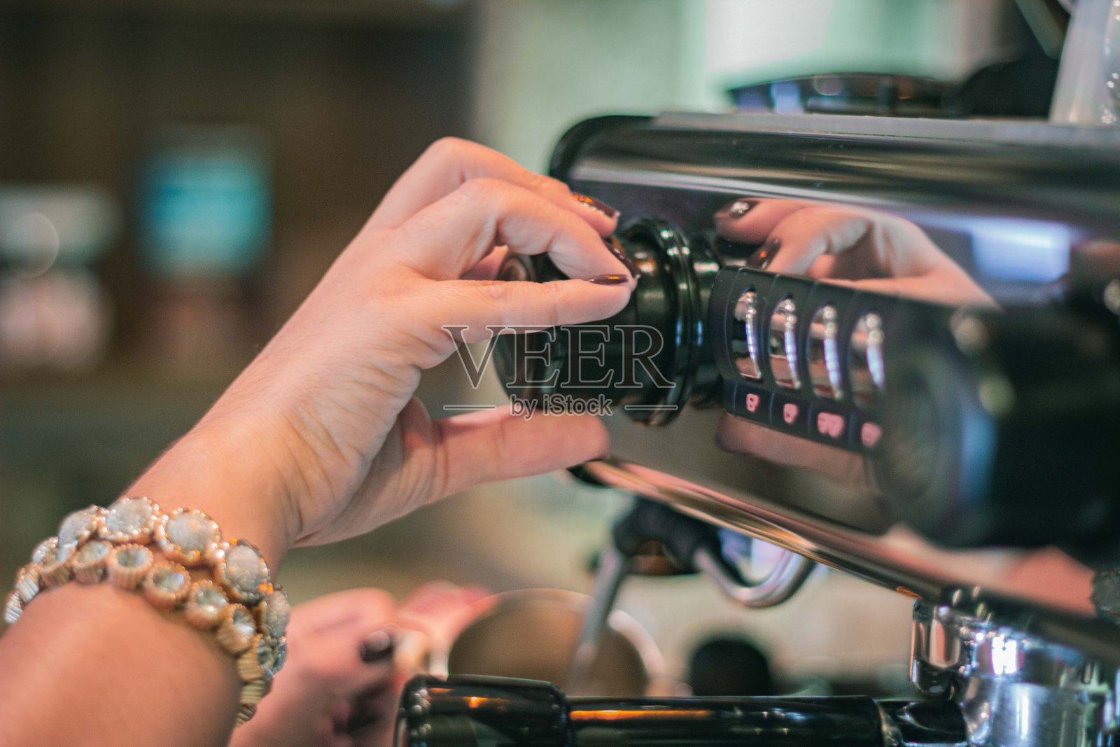 咖啡里的女人照片摄影图片