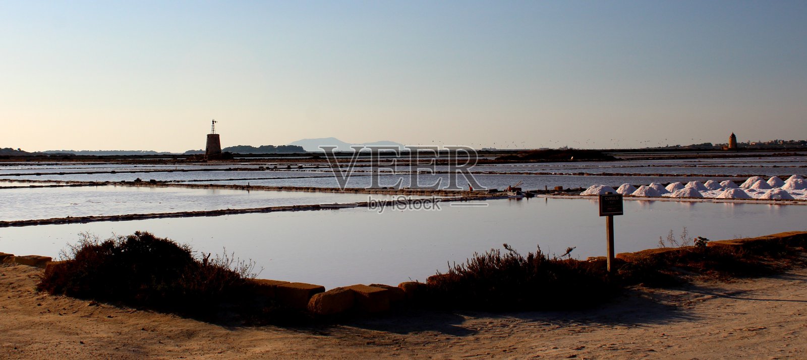 Stagnone自然保护区或位于意大利西西里岛马萨拉和特拉帕尼附近的“Saline dello Stagnone”自然保护区照片摄影图片