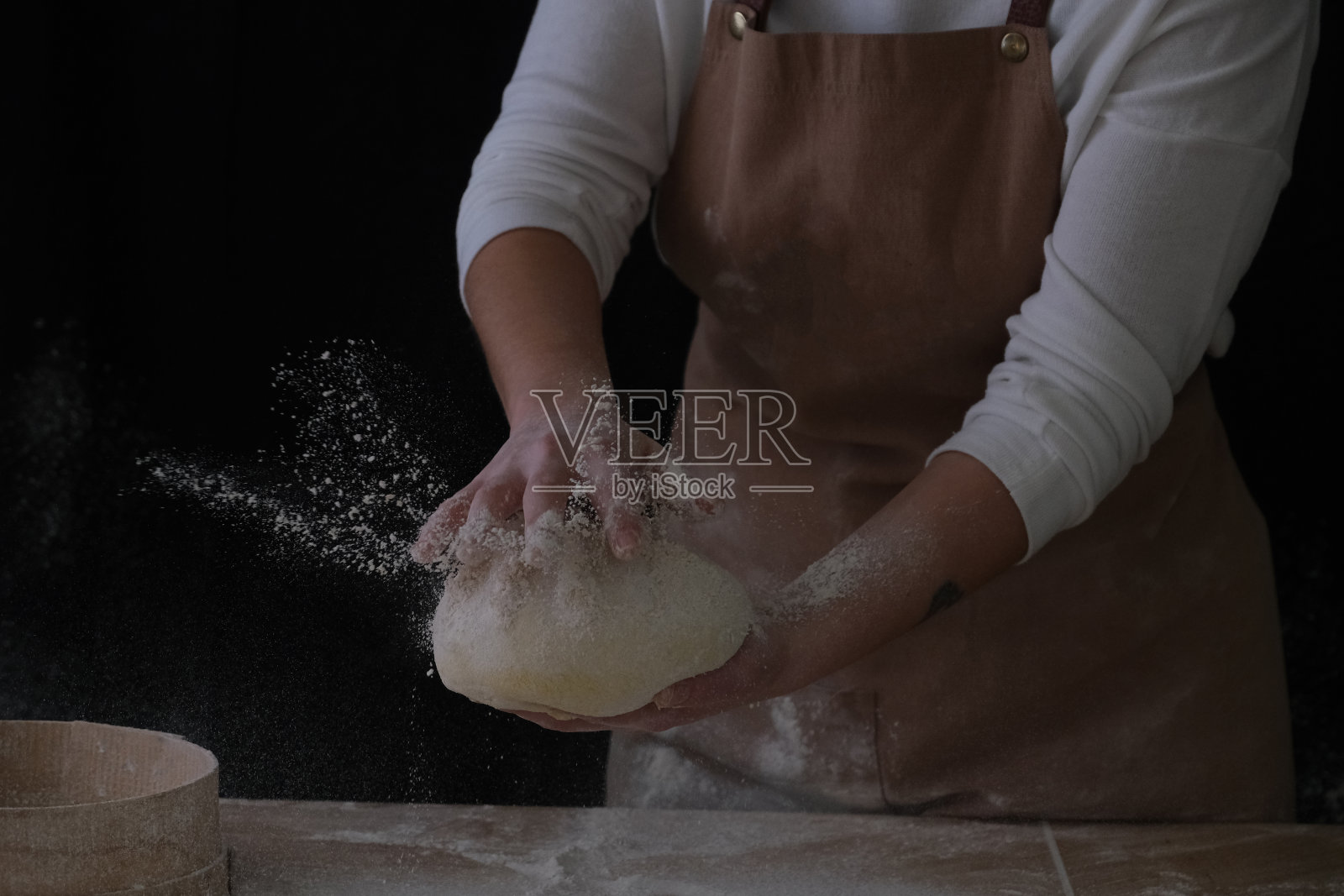 酵母揉面团。照片摄影图片