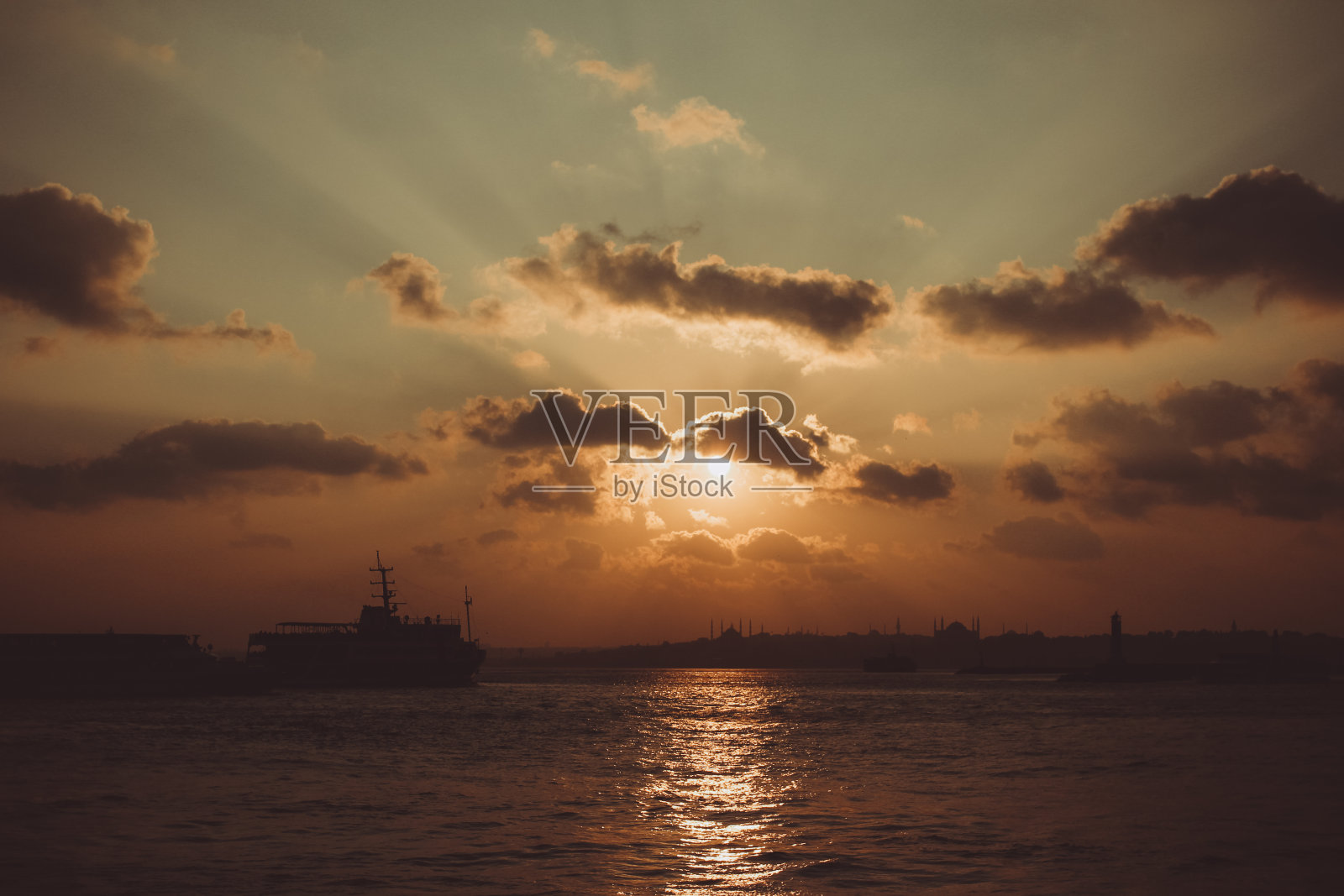 土耳其伊斯坦布尔,落日与太阳的剪影。照片摄影图片