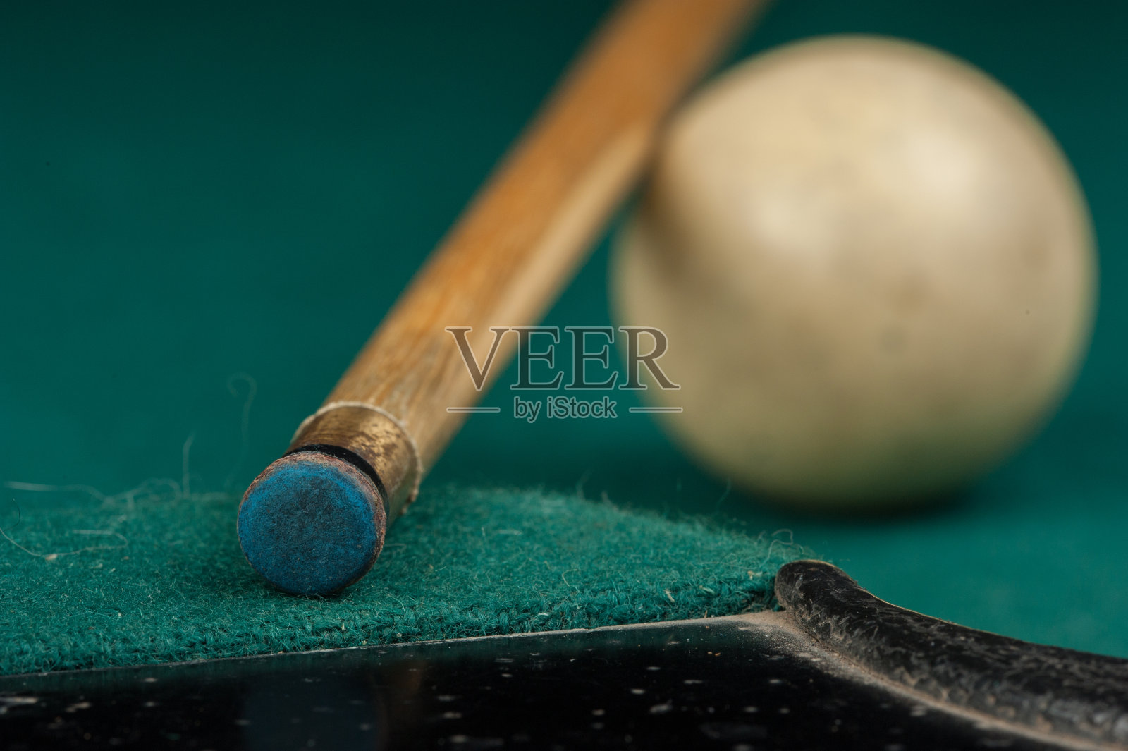 台球桌上的球和球杆。台球运动的概念照片摄影图片