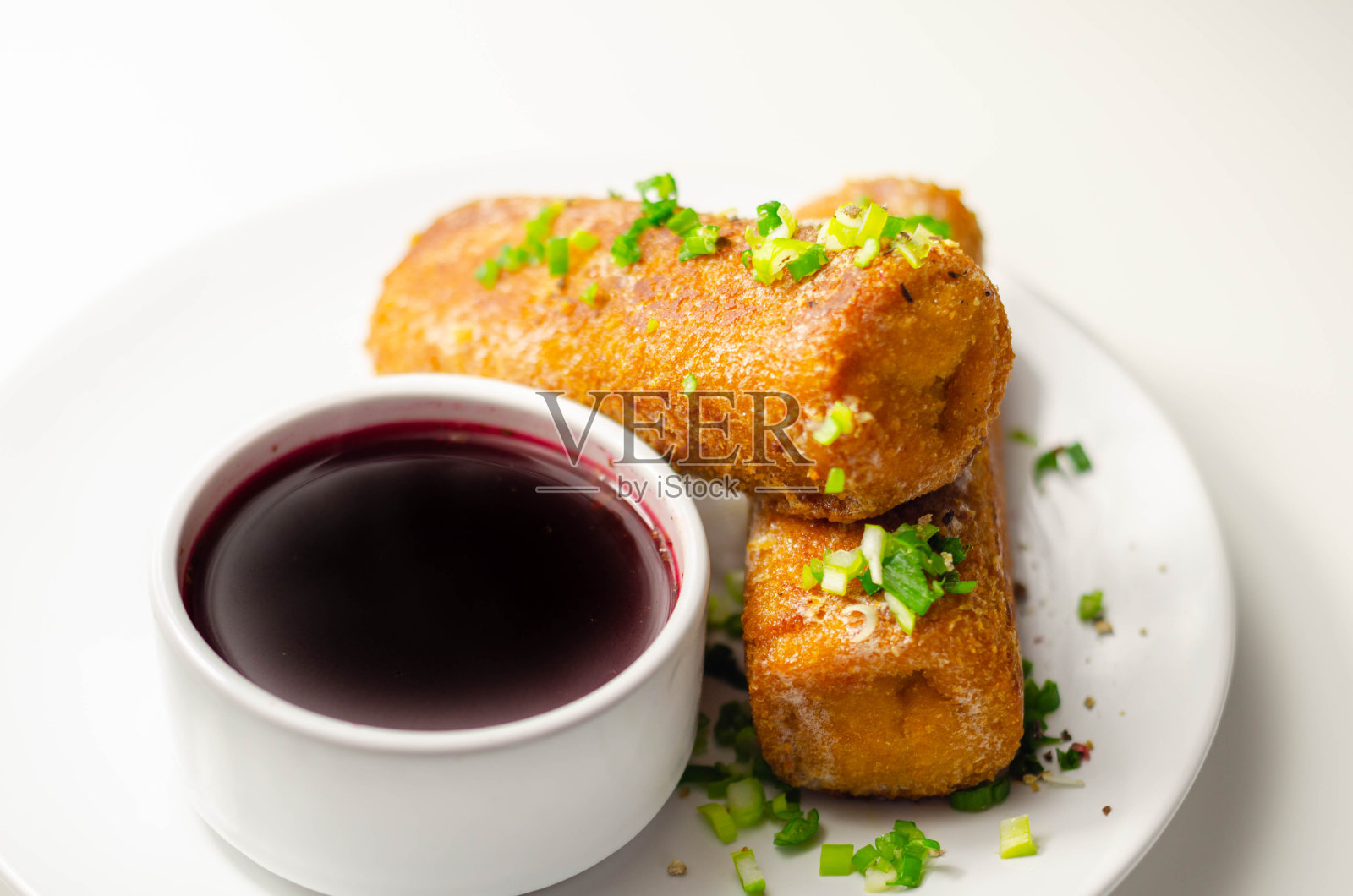 美味的炸丸子配酸菜和蘑菇,配热腾腾的红色罗宋汤照片摄影图片