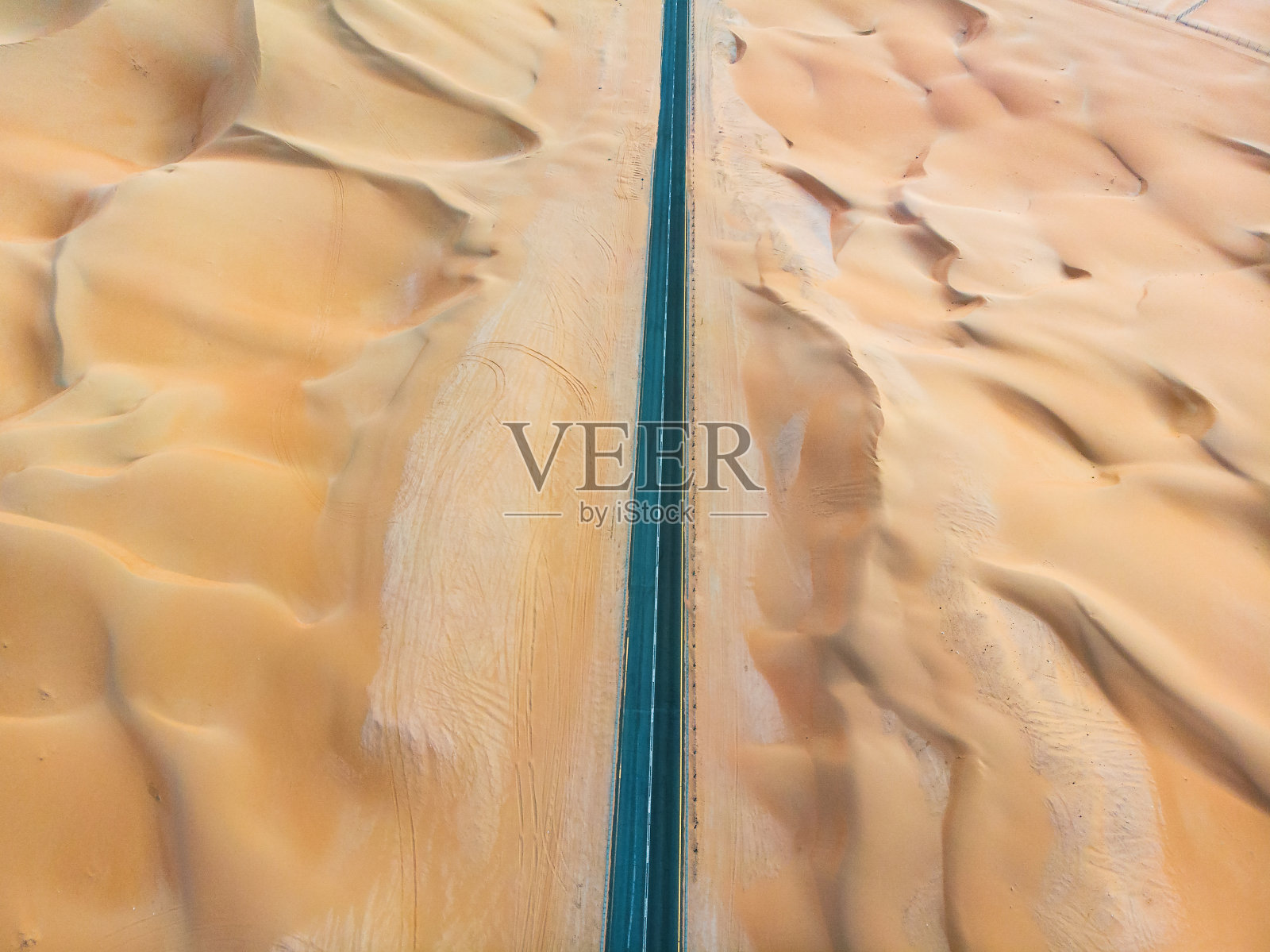 在阿拉伯联合酋长国,中东的空旷沙漠的风景公路照片摄影图片