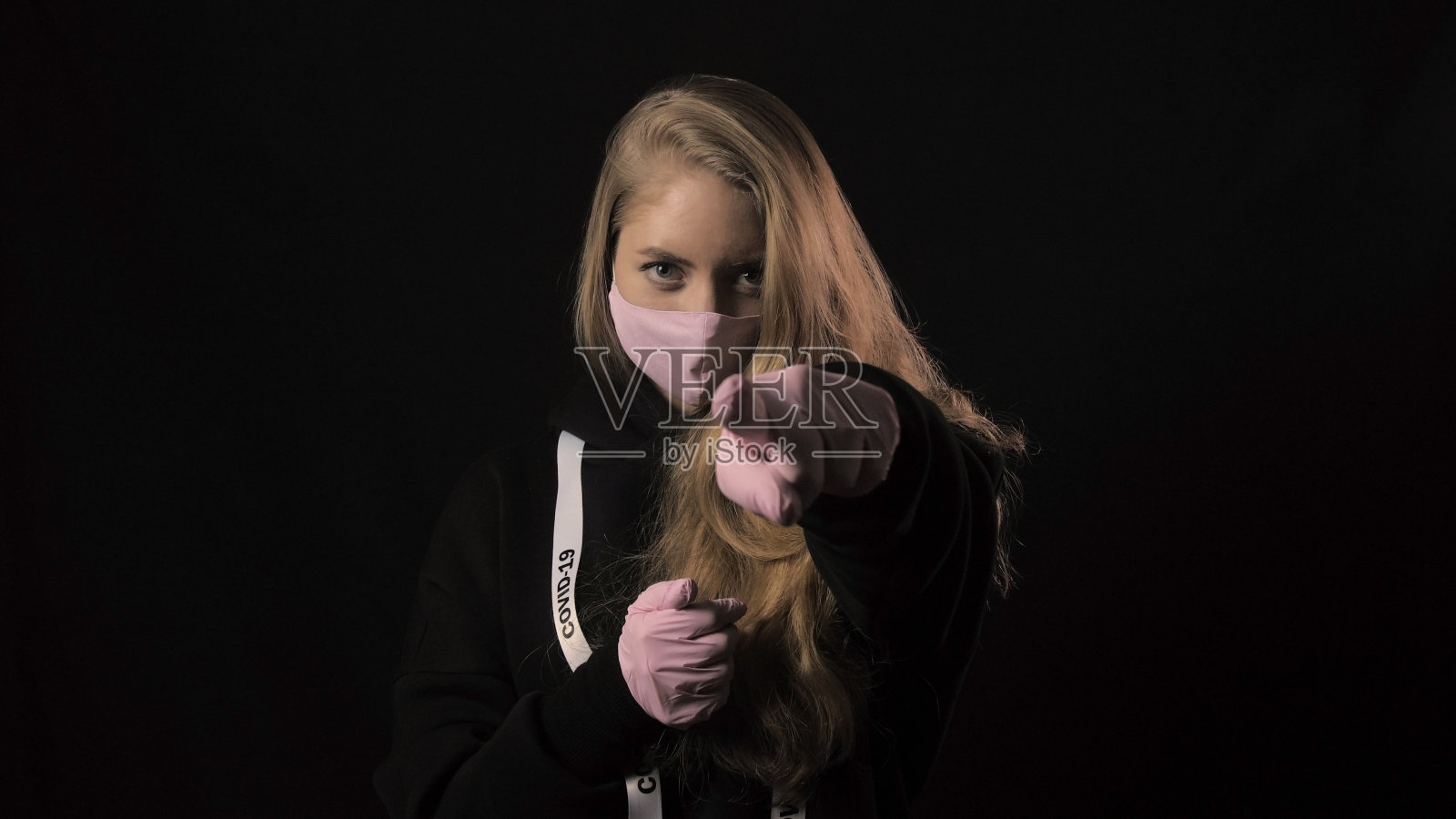 戴着粉色口罩的女孩照片摄影图片