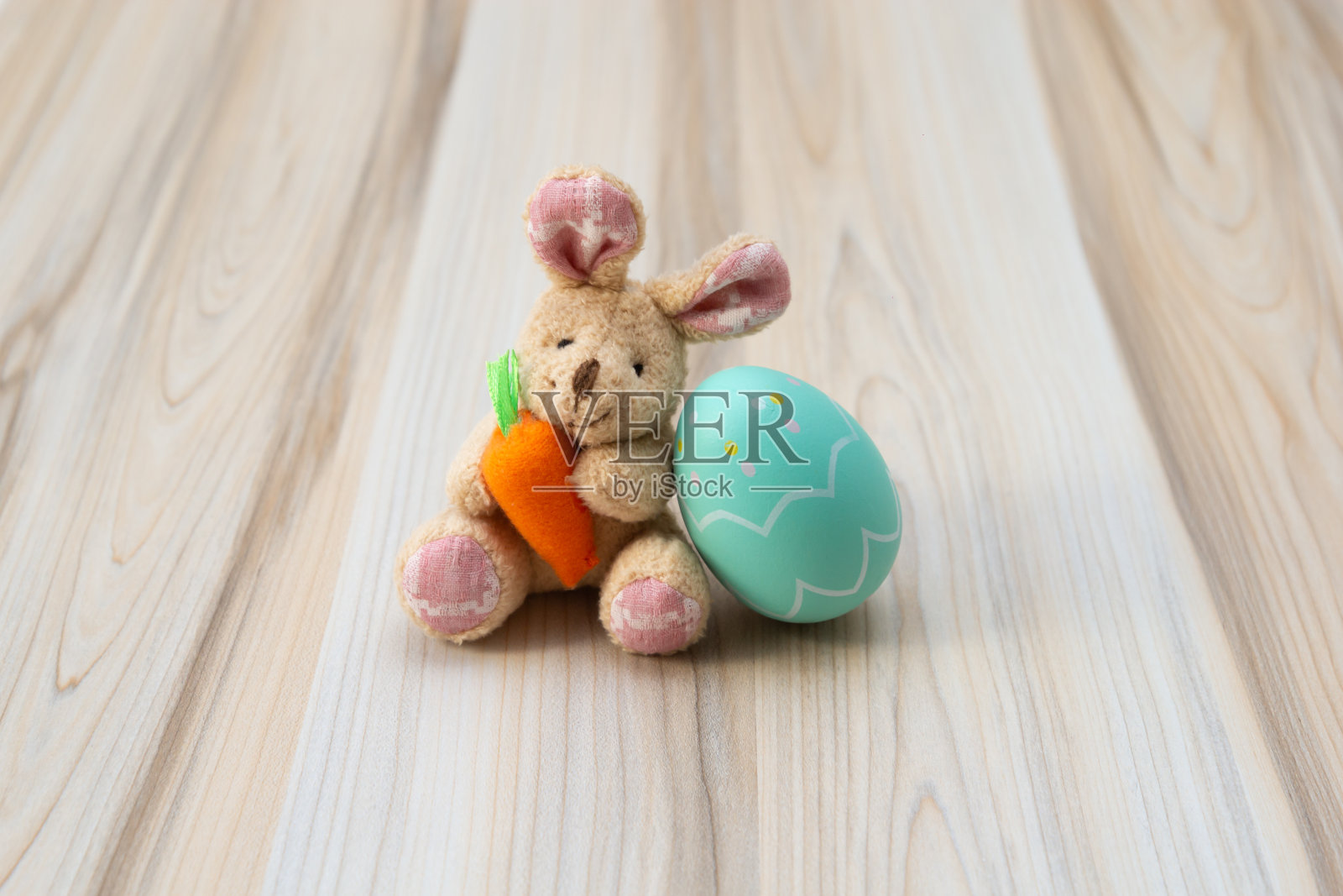 复活节兔子和他的复活节彩蛋照片摄影图片