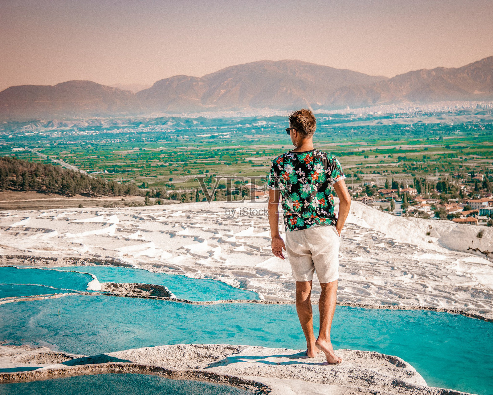 土耳其帕慕克卡莱的天然石灰华池和梯田照片摄影图片