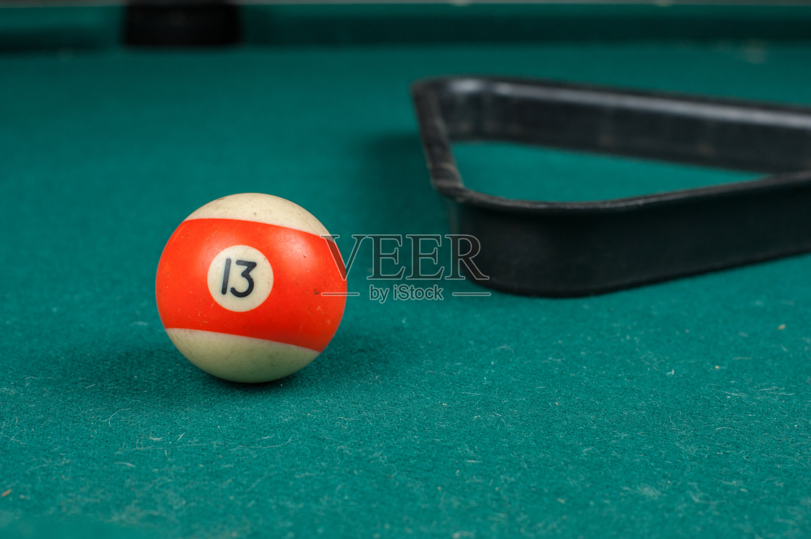 台球桌上的球和球杆。台球运动的概念照片摄影图片