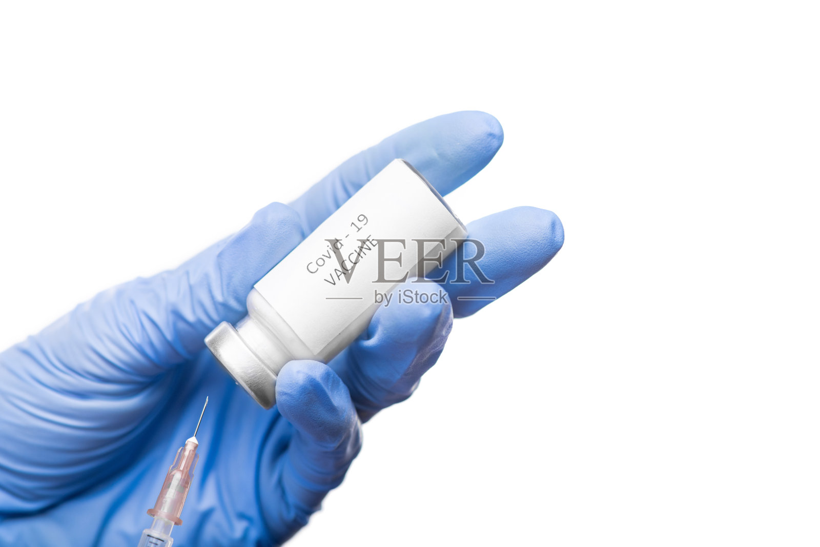 当代病毒学家戴着手套,手持新冠疫苗照片摄影图片