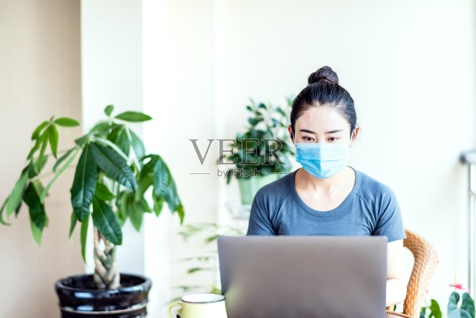 年轻的亚洲妇女在工作中戴着防护口罩照片摄影图片