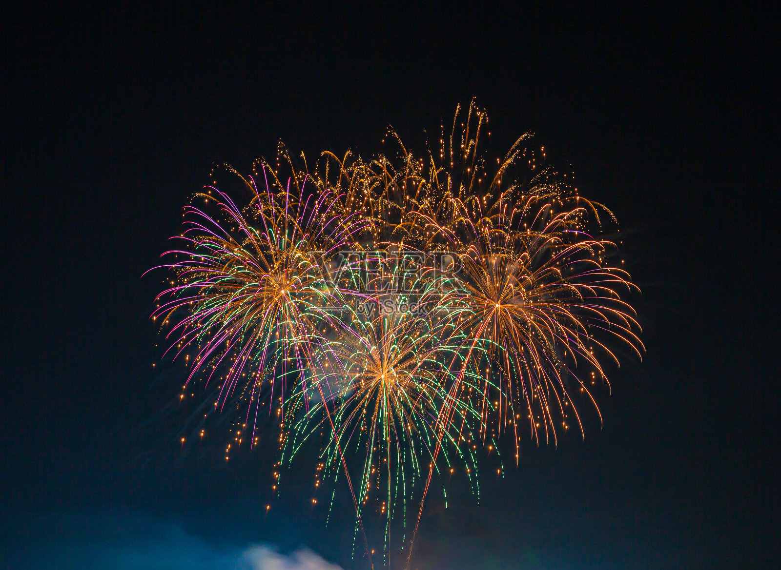 彩色的烟花在黑色的天空背景,烟花-爆炸的材料,烟花显示,裁剪,黑色的背景照片摄影图片