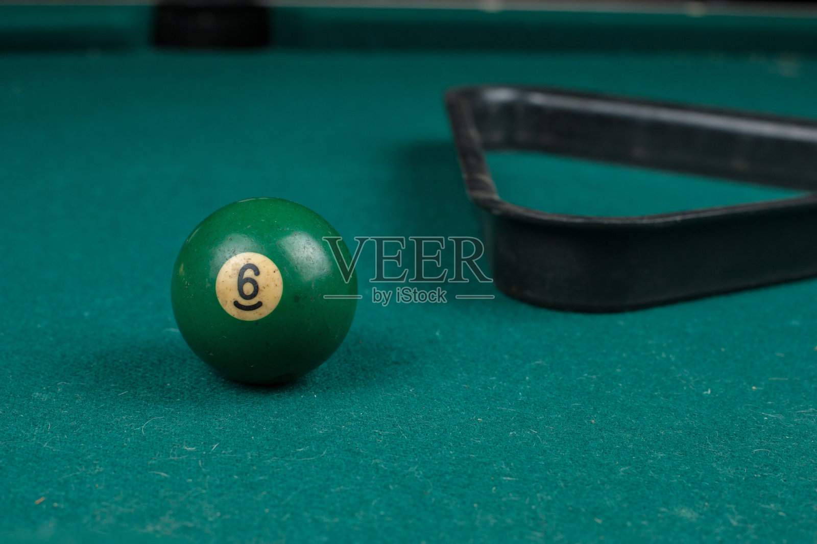 台球桌上的球和球杆。台球运动的概念照片摄影图片