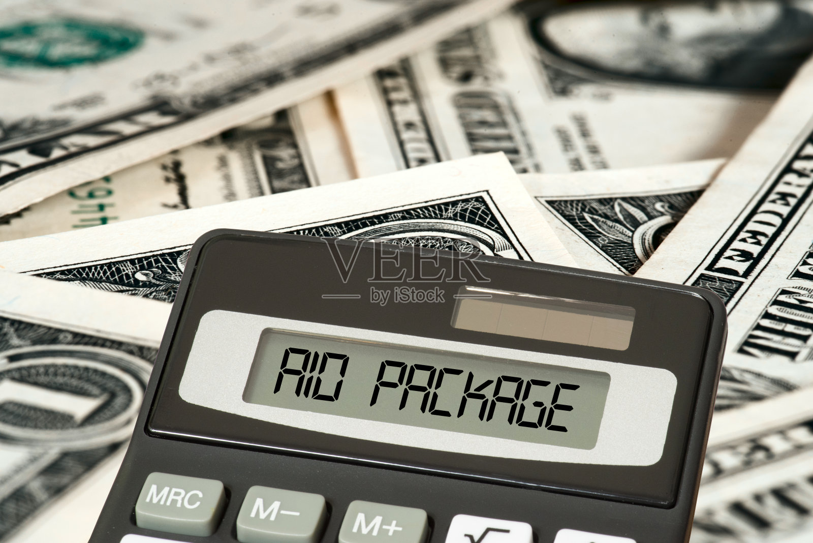 美元钞票,计算器和援助美国经济的一揽子计划照片摄影图片