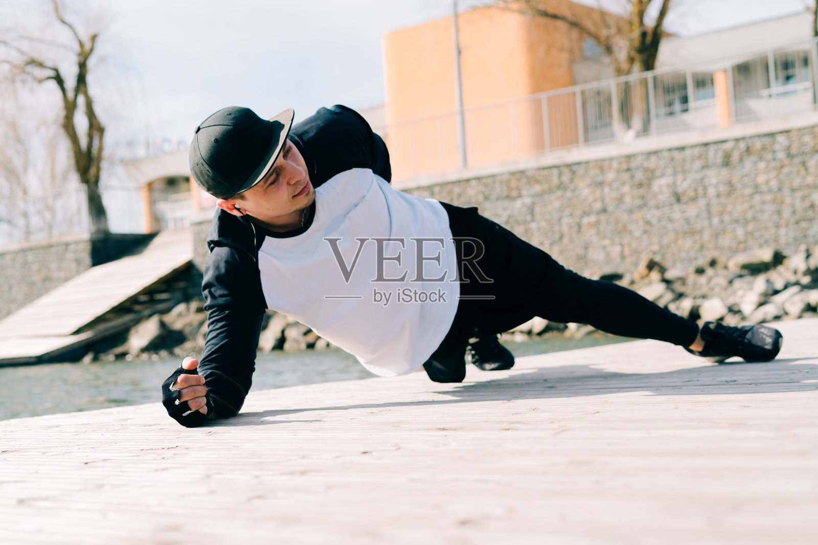 年轻男人在湖边做平板支撑运动照片摄影图片