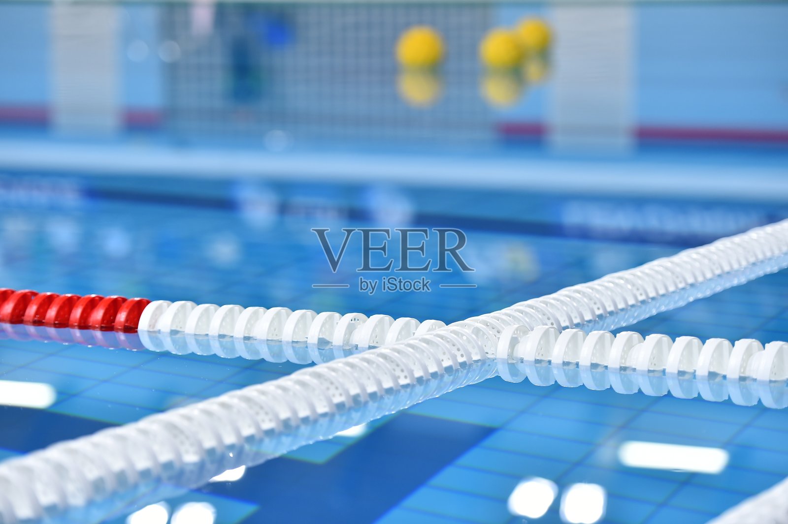 游泳池泳道线和浮动在一个平静的水与马球在比赛前的背景照片摄影图片