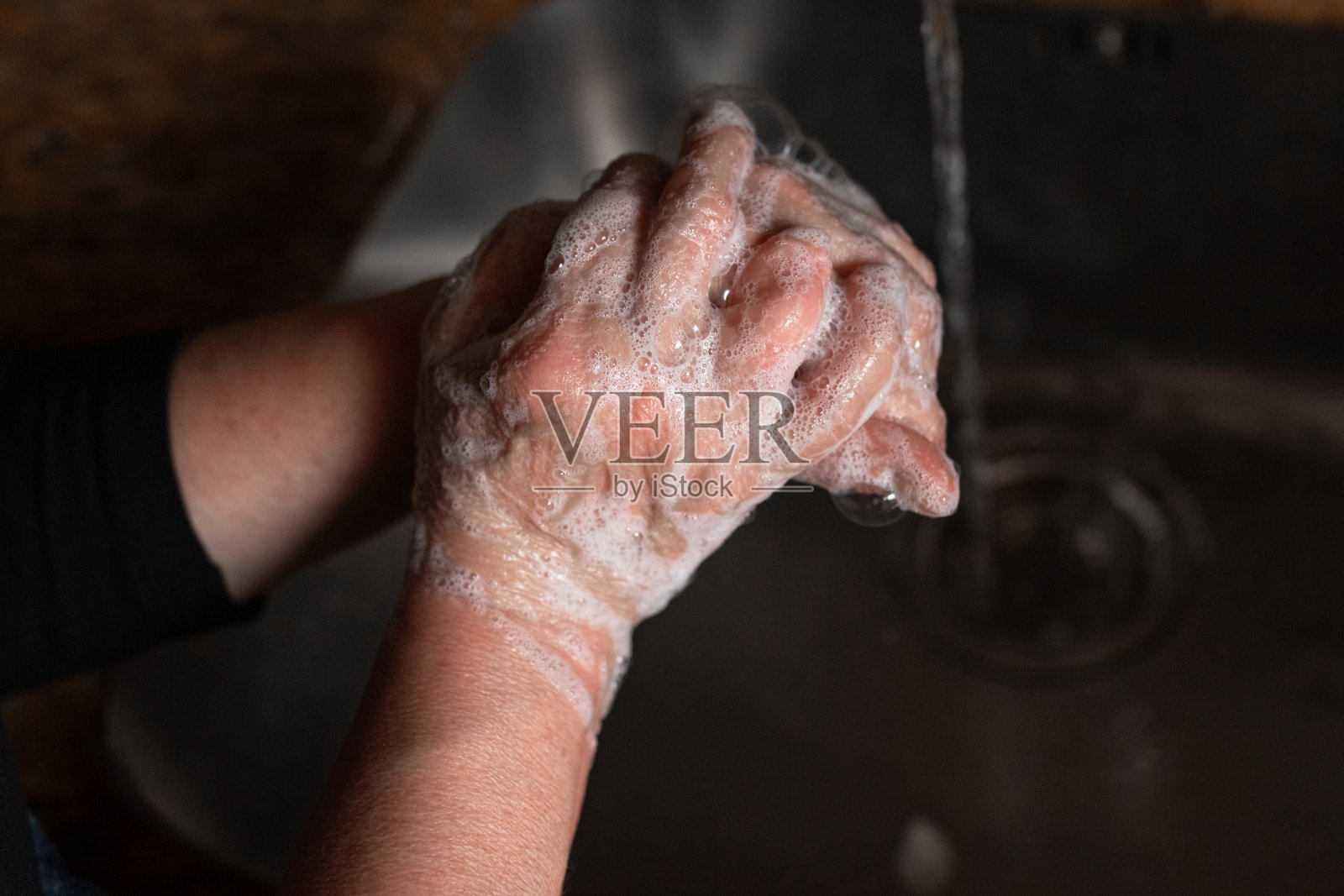 冠状病毒的手清洗照片摄影图片