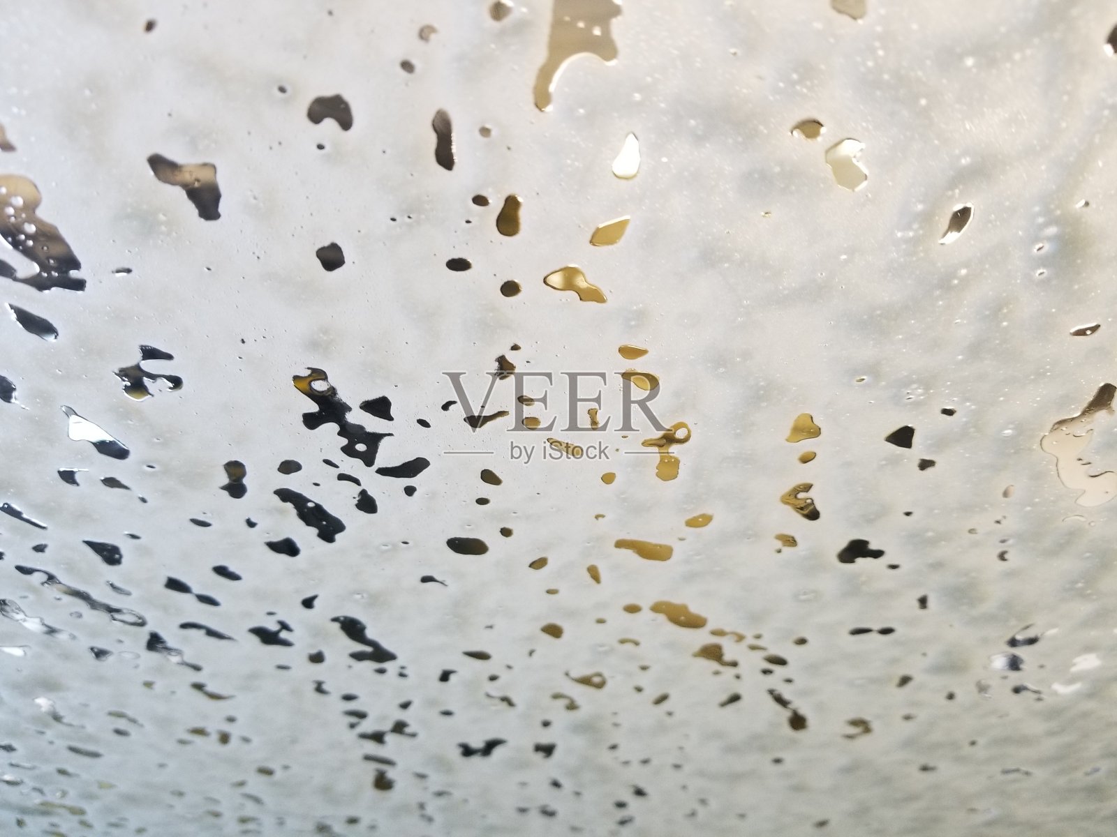 水和肥皂水:在洗车照片摄影图片