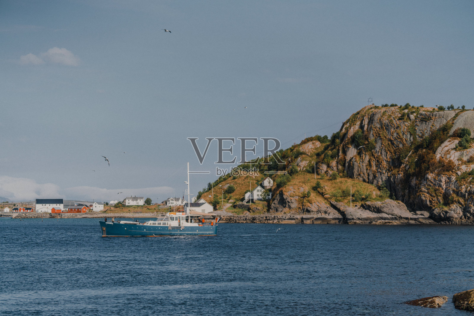 罗浮敦群岛渔村附近船只经过的风景照片摄影图片