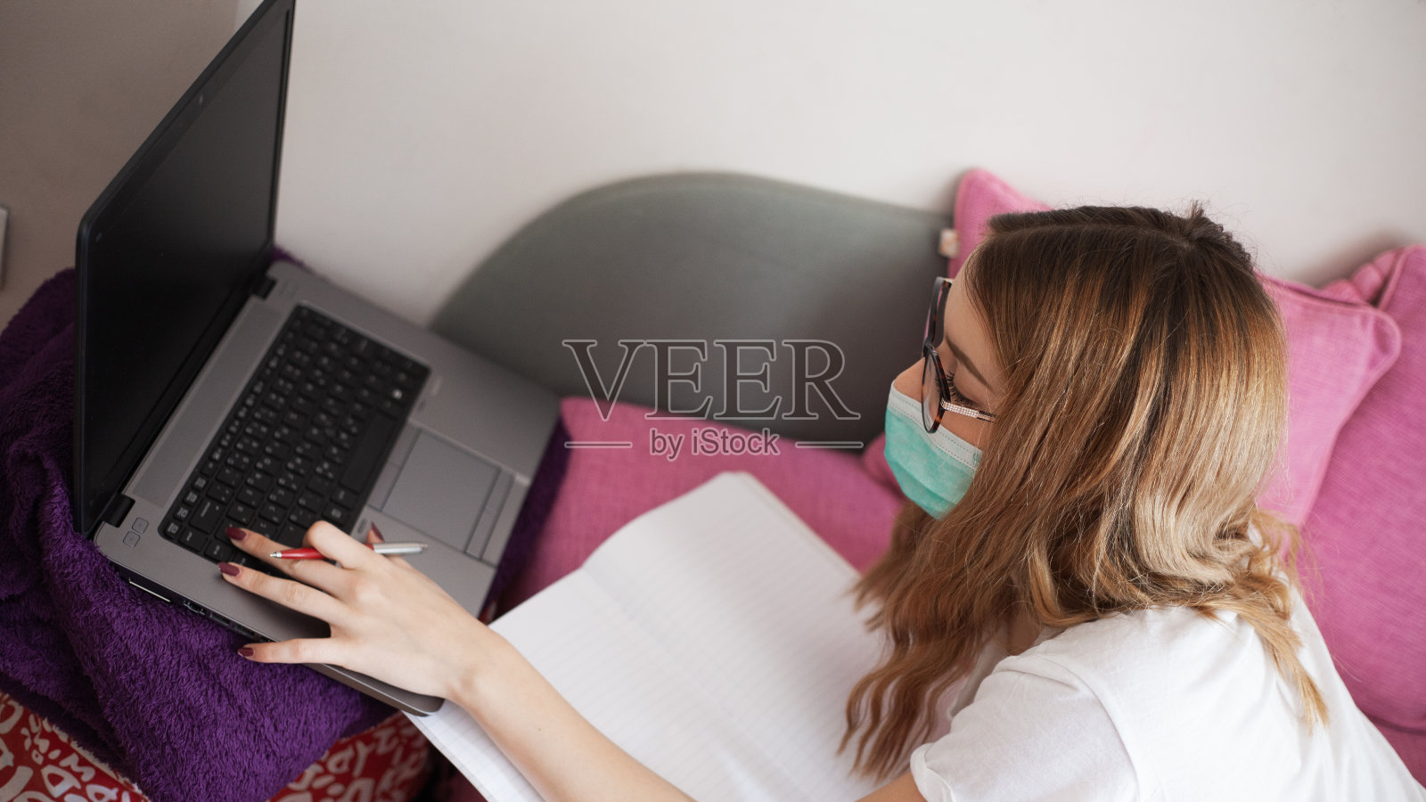 在covid-19危机期间在家学习和工作的年轻人照片摄影图片