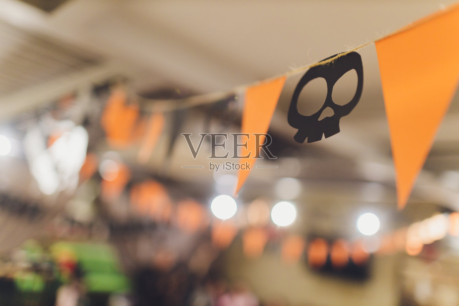 节日万圣节南瓜纸花环。假日,装饰和派对的概念背景。照片摄影图片