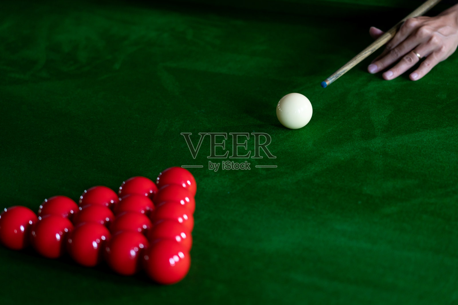 游戏斯诺克台球或开框球员准备击球,运动员在酒吧的绿色桌子上踢球杆照片摄影图片