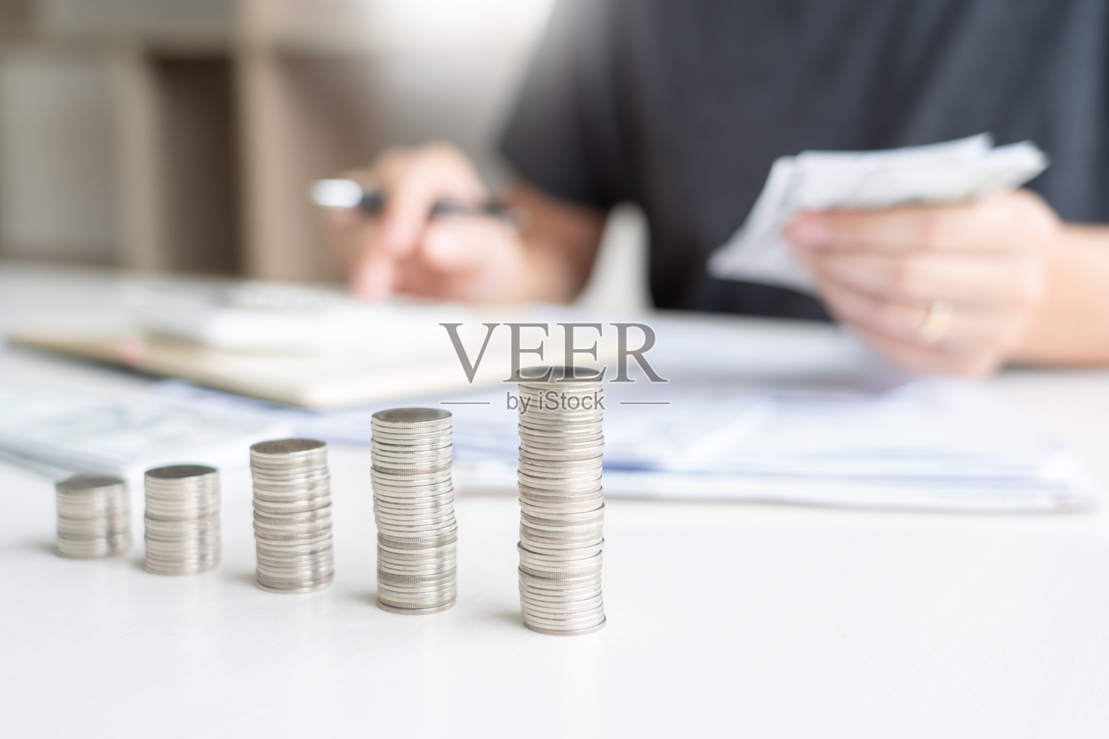 紧张的人拿着收据计算会计,核对账单,税单,银行账户余额,数钱和做笔记,核对家庭开支的概念照片摄影图片