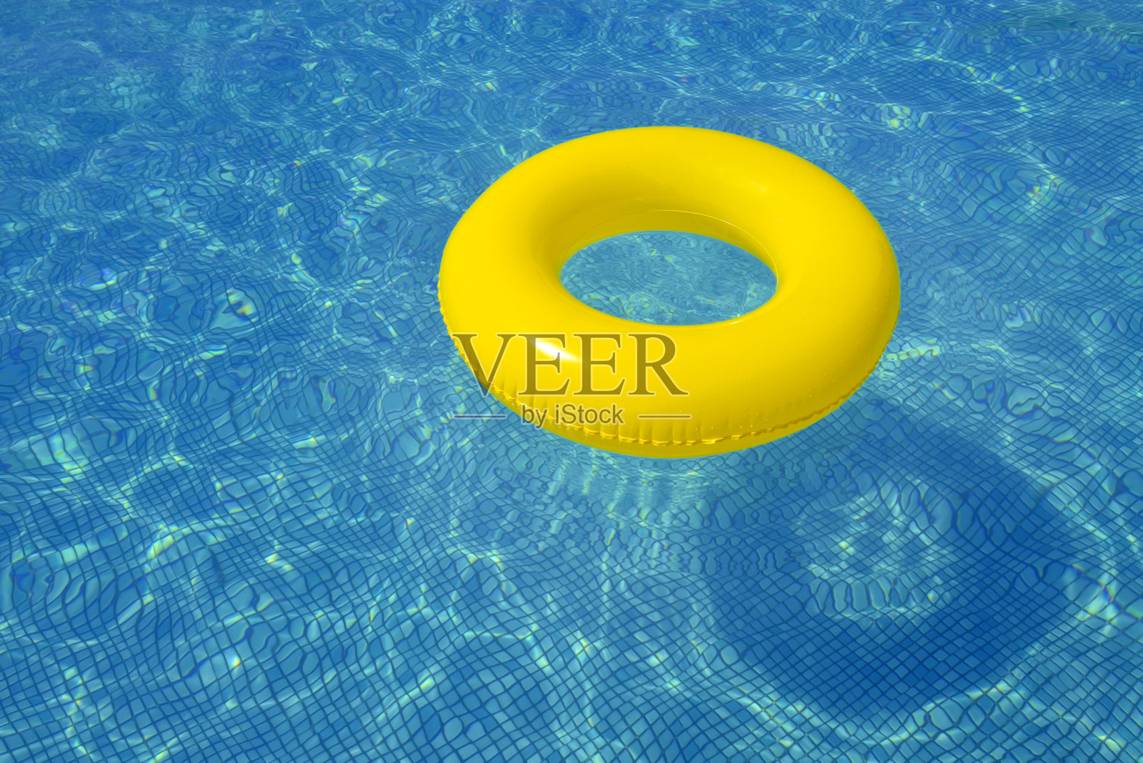 游泳池里漂浮着五颜六色的管子照片摄影图片