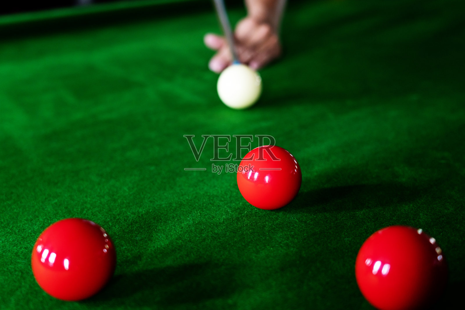 游戏斯诺克台球或开框球员准备击球,运动员在酒吧的绿色桌子上踢球杆照片摄影图片