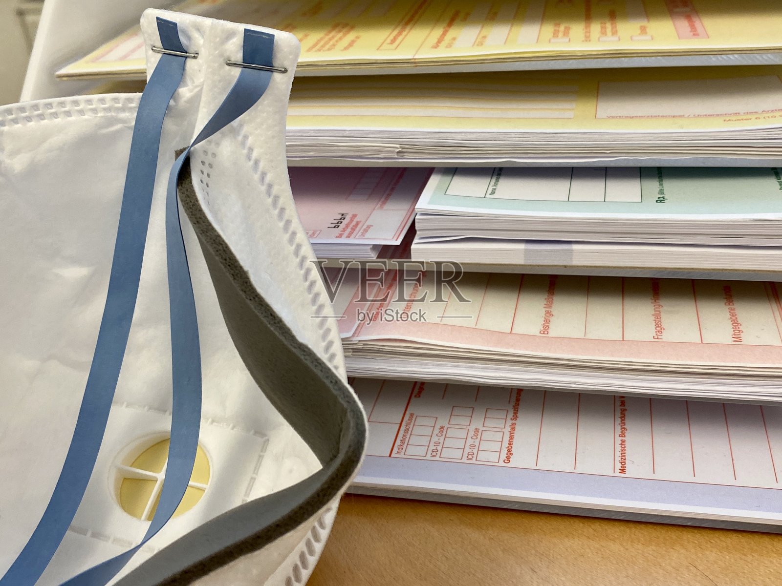 FFP2口罩放在医生的桌子上照片摄影图片