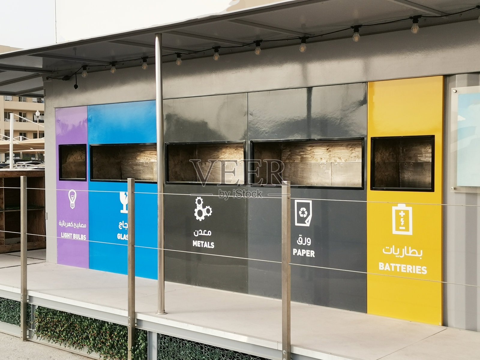 垃圾分类和回收再利用的概念。彩色的箱子,不同的垃圾分类垃圾向量图标。照片摄影图片