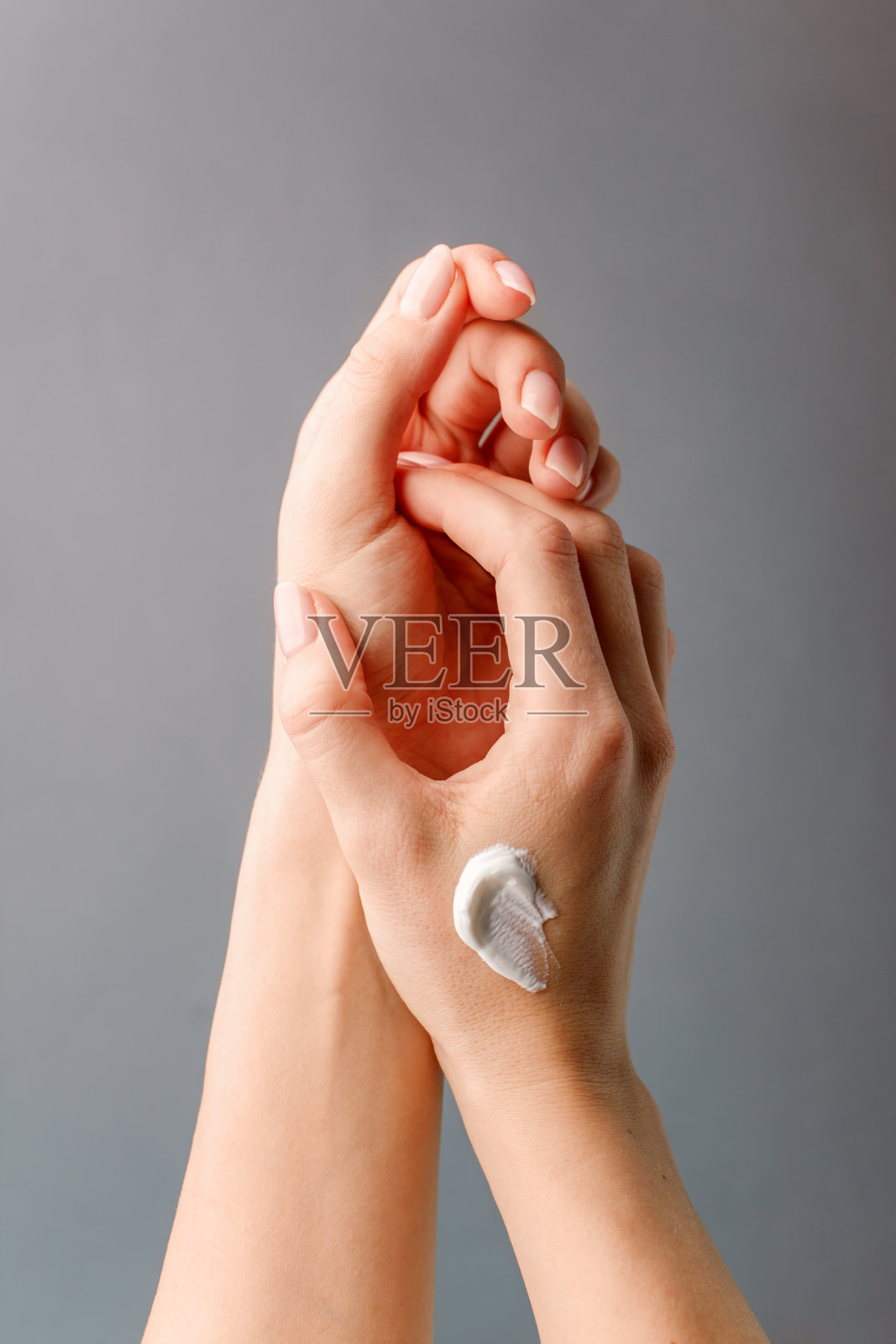 特写女人的双手应用保湿手霜,最小的背景,美容行业水疗沙龙时尚的横幅,传单,优惠券,拷贝空间照片摄影图片