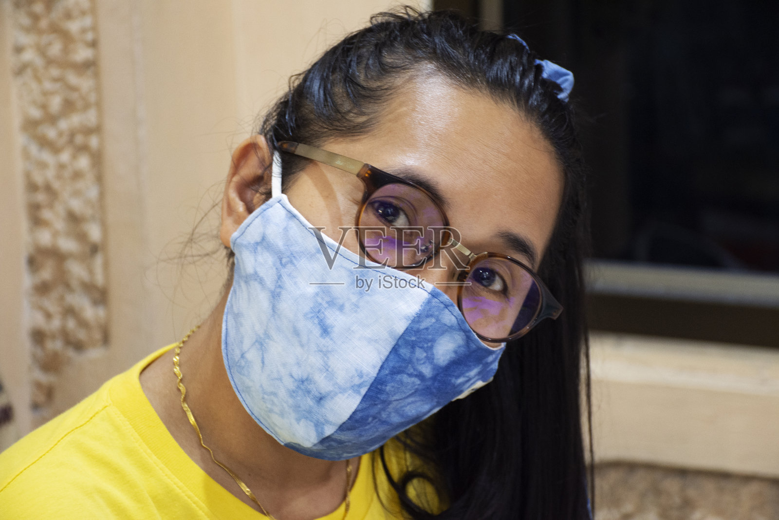 泰国女人在工作室工作并戴口罩照片摄影图片