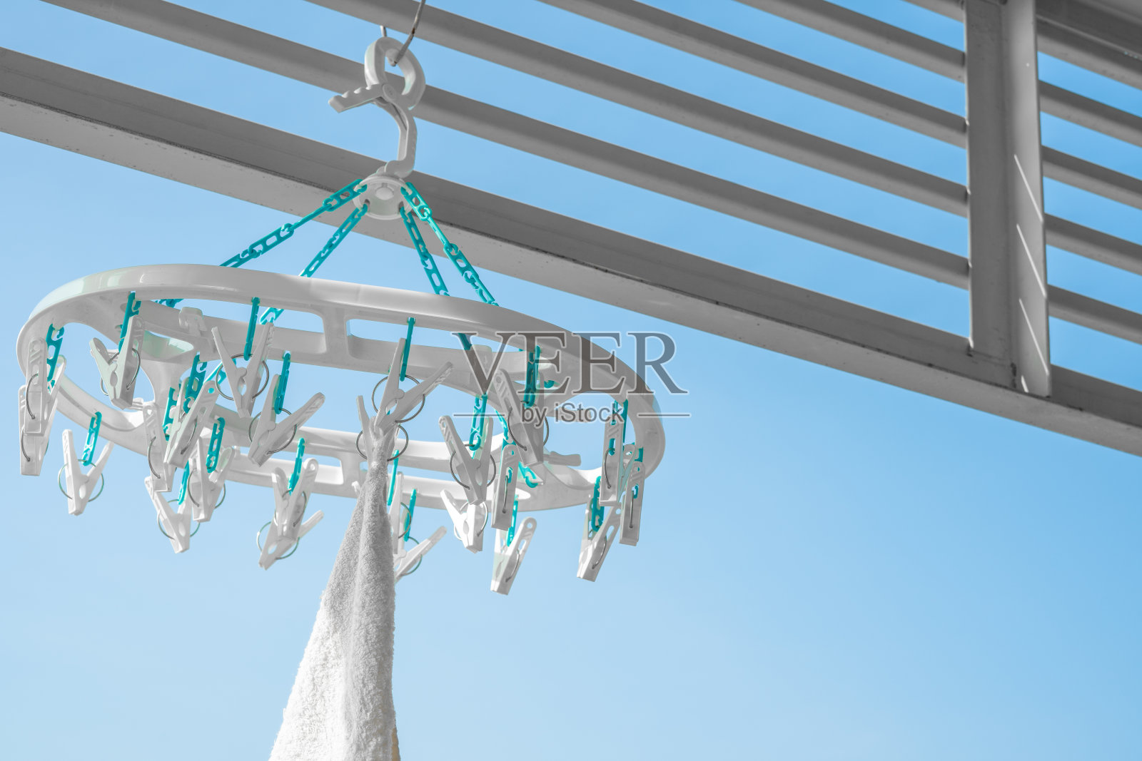 阳台上挂着晾衣夹的白色手帕照片摄影图片