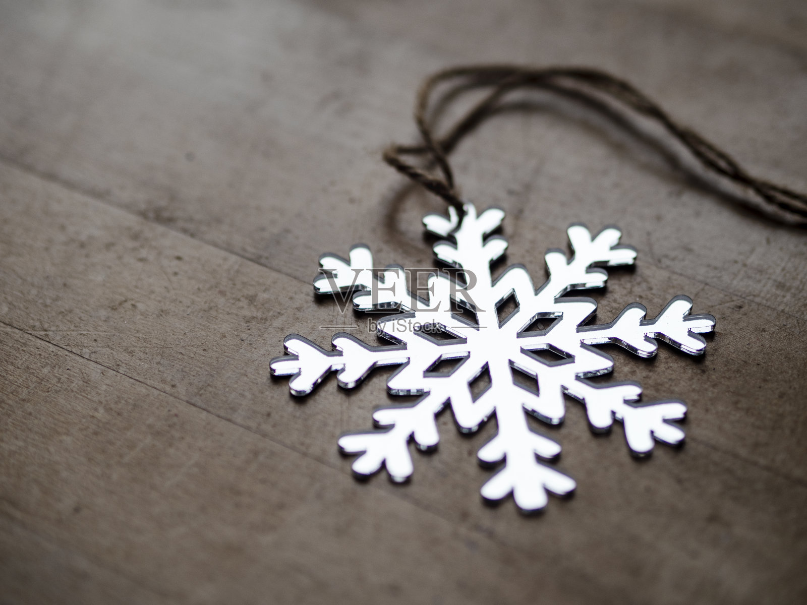 雪花形状的镜子挂在灰色的背景上照片摄影图片