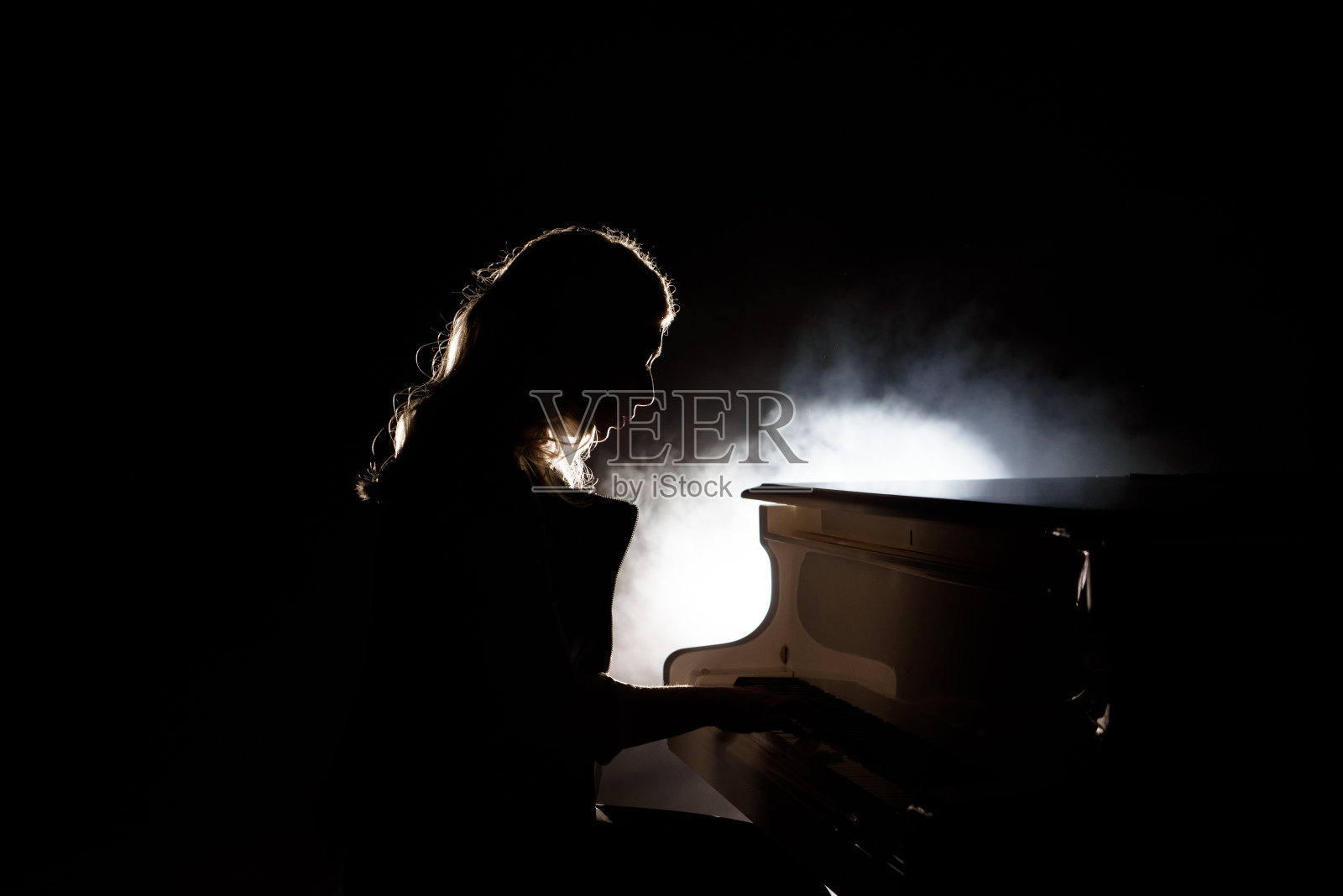 钢琴家音乐家钢琴演奏音乐。乐器三角钢琴与女表演者照片摄影图片
