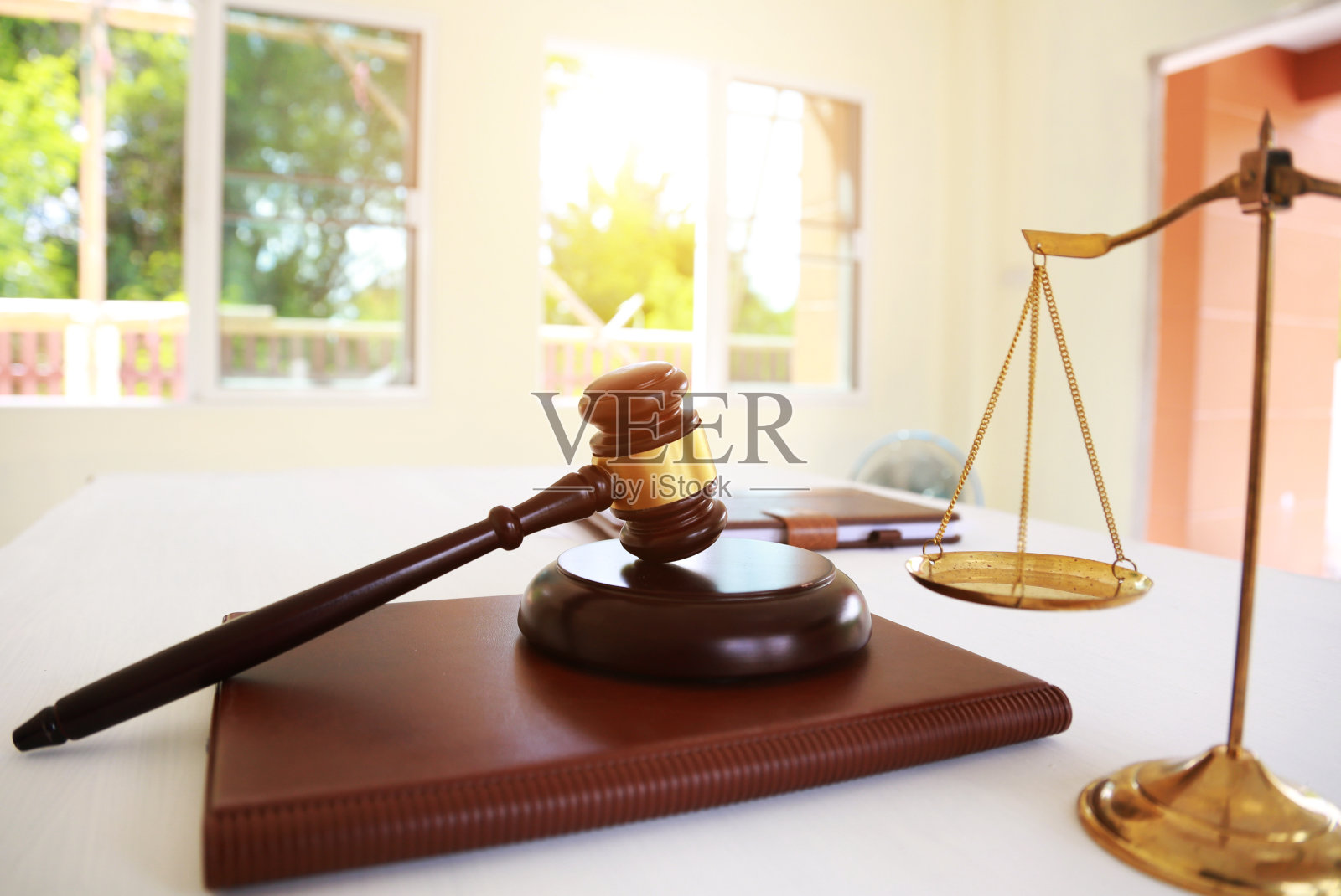 律师们正在描述一个房屋销售项目的销售交易。法律的概念照片摄影图片