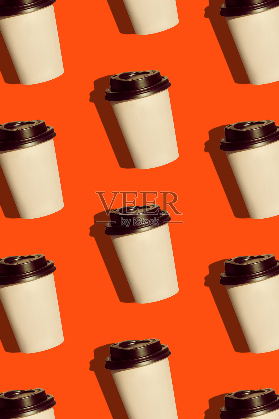 咖啡去常规模式制成的照片上郁郁葱葱的熔岩背景。黑色盖牛皮纸纸杯。时尚flatlay照片摄影图片