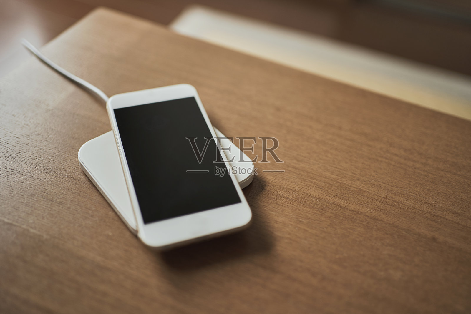 用无线充电器充电的智能手机照片摄影图片