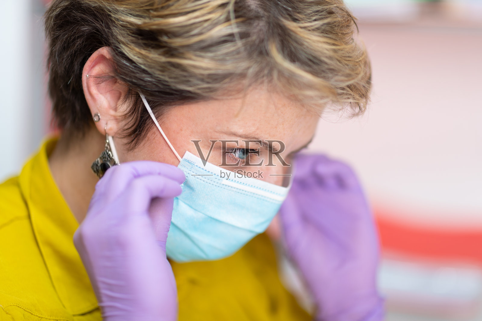 戴防护口罩的女人照片摄影图片