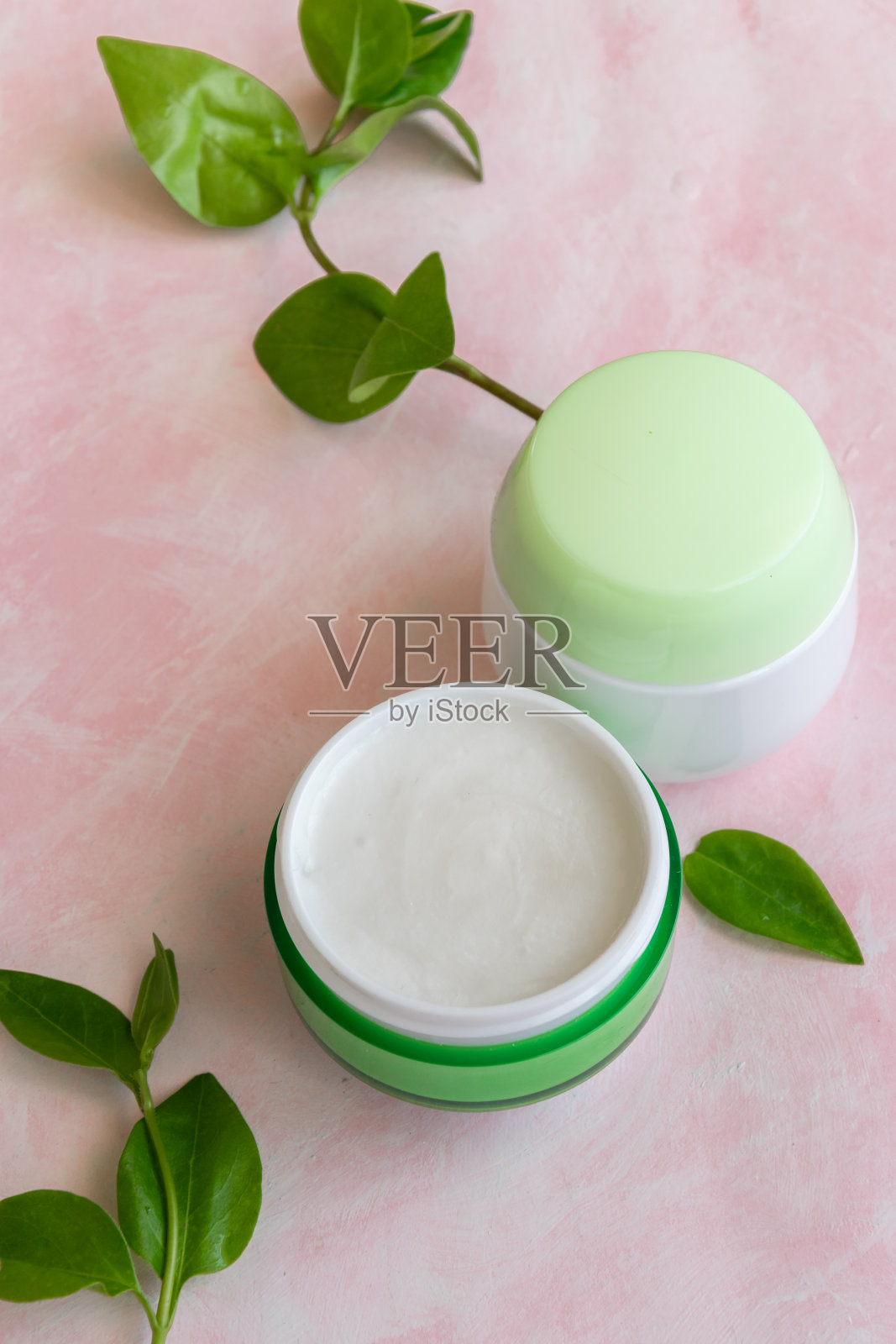 身体,面霜与野花。健康治疗再生照片摄影图片