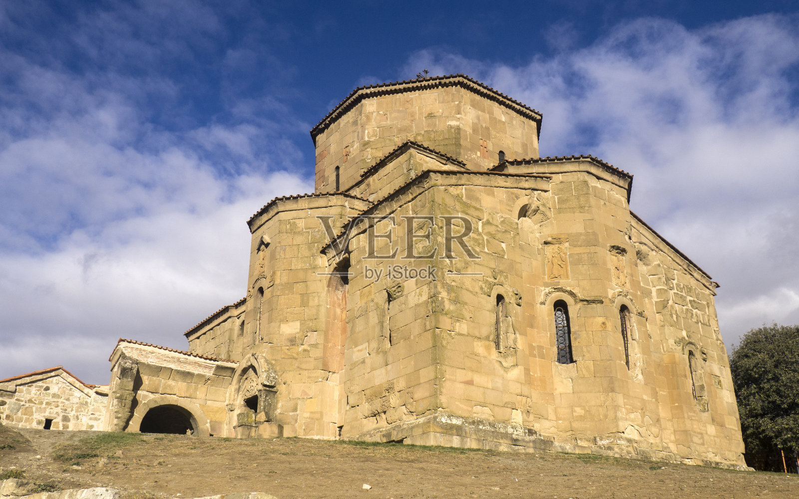 佐治亚州山上的一座古老的东正教教堂照片摄影图片
