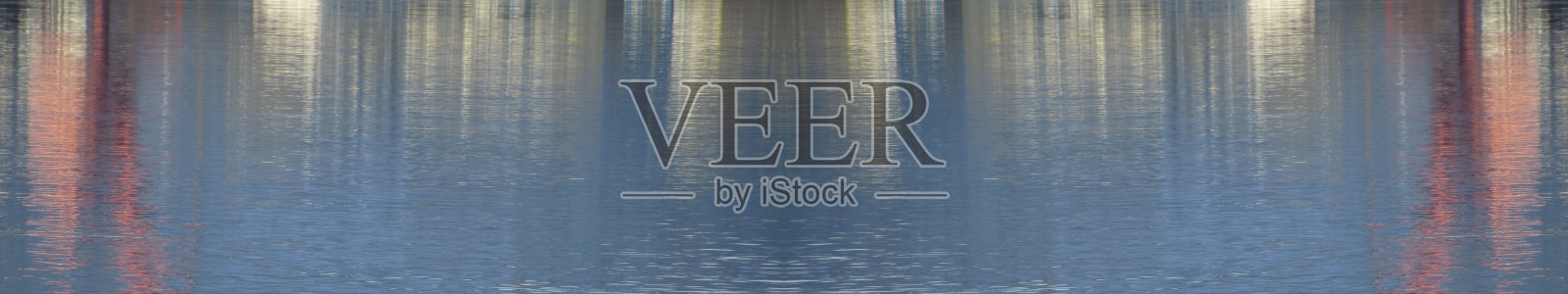 抽象的蓝、红、白背景。城市摩天大楼在水中的倒影。照片摄影图片