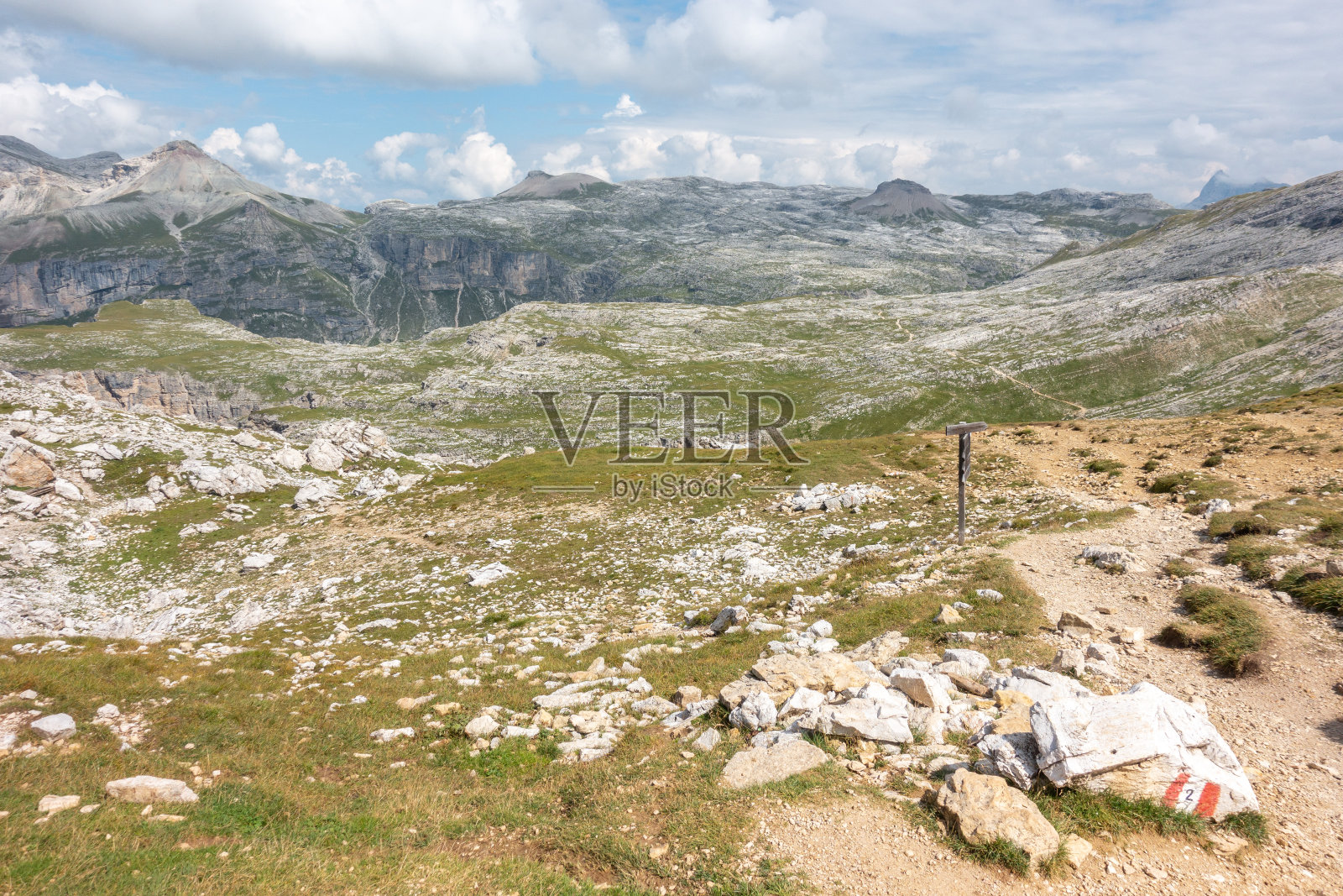当你在Puez-Geisler自然公园徒步旅行时,你可以走出这个世界的风景照片摄影图片