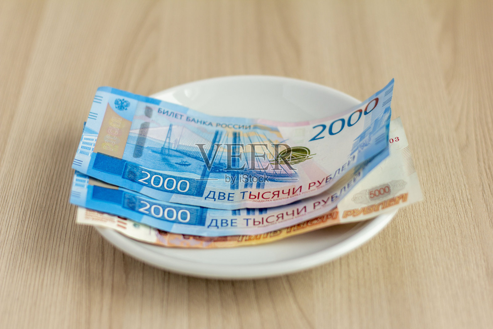 钱,一盘俄罗斯卢布用来支付服务和商品。大的钞票。照片摄影图片