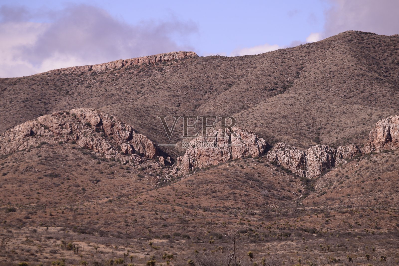 美丽的半干旱山地景观对抗戏剧性的多云天空照片摄影图片
