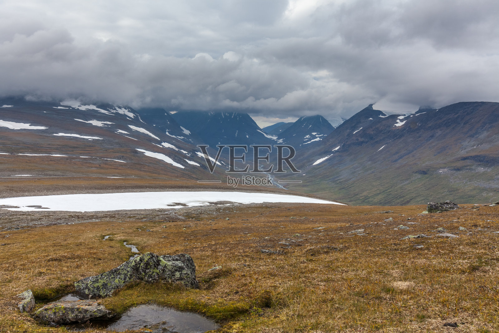 山谷的景色。瑞典北部,沙瑞克国家公园,暴风雨天气。有选择性的重点照片摄影图片