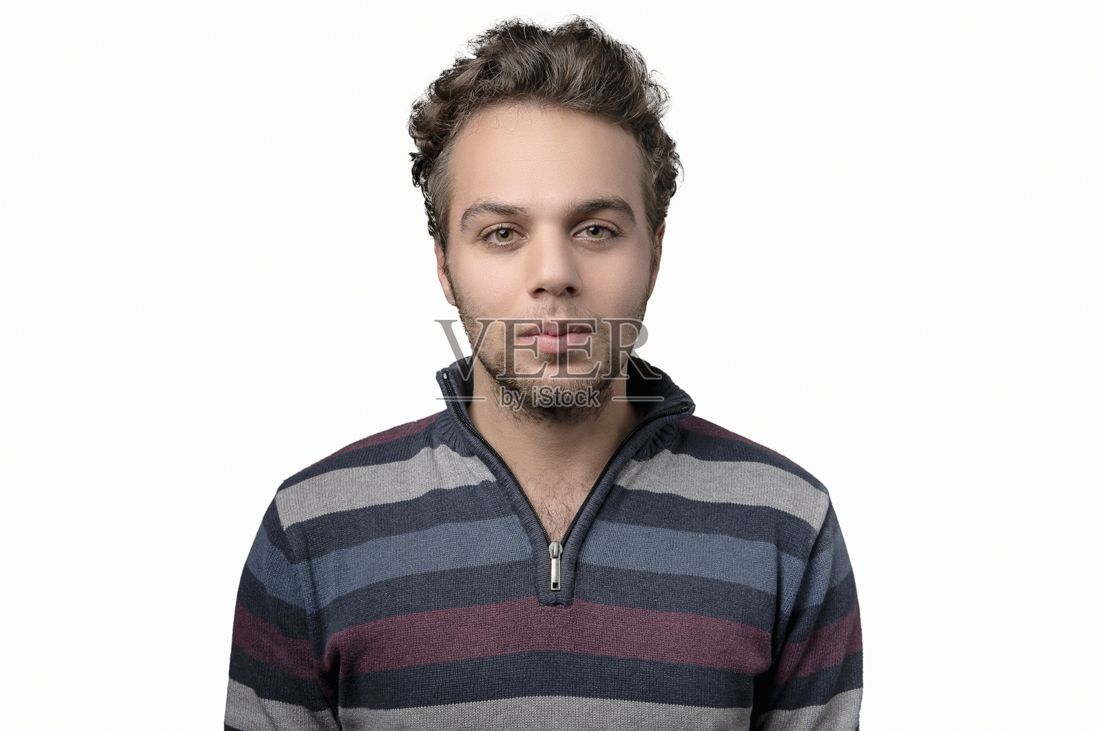 一个年轻人的肖像看着相机与空白的面部表情在白色的背景照片摄影图片