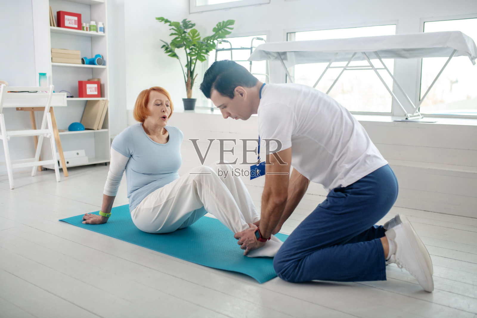 好活跃的女人,她的脚被握着照片摄影图片