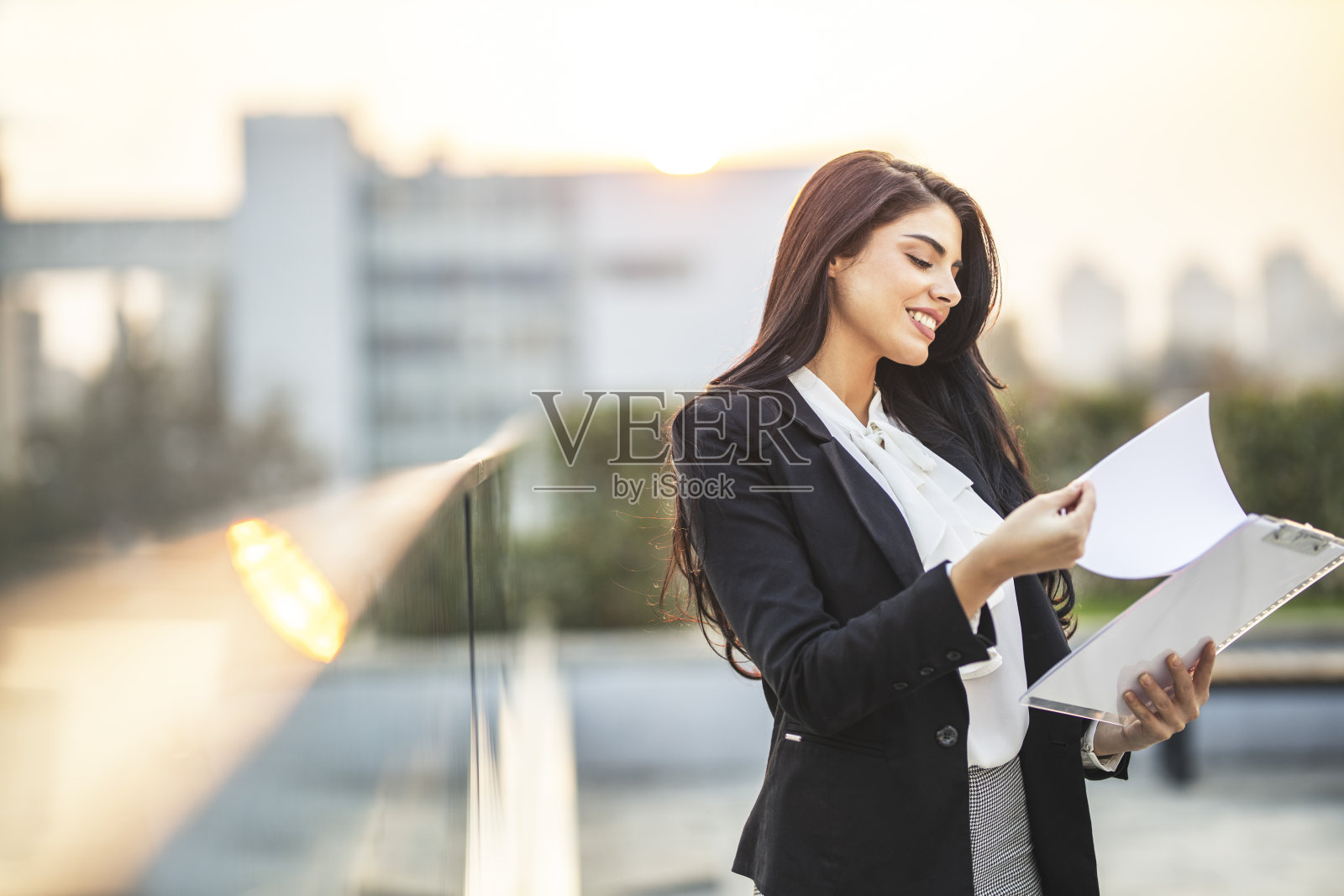 女商人拿着五颜六色的文件照片摄影图片